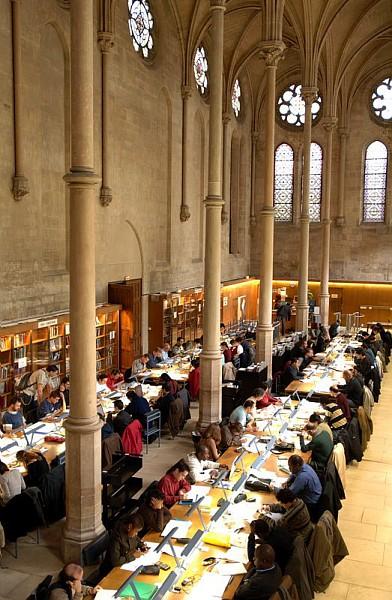 Lecteurs à la bibliothèque centrale Auditeurs dans la salle de lecture de la bibliotheque centrale d